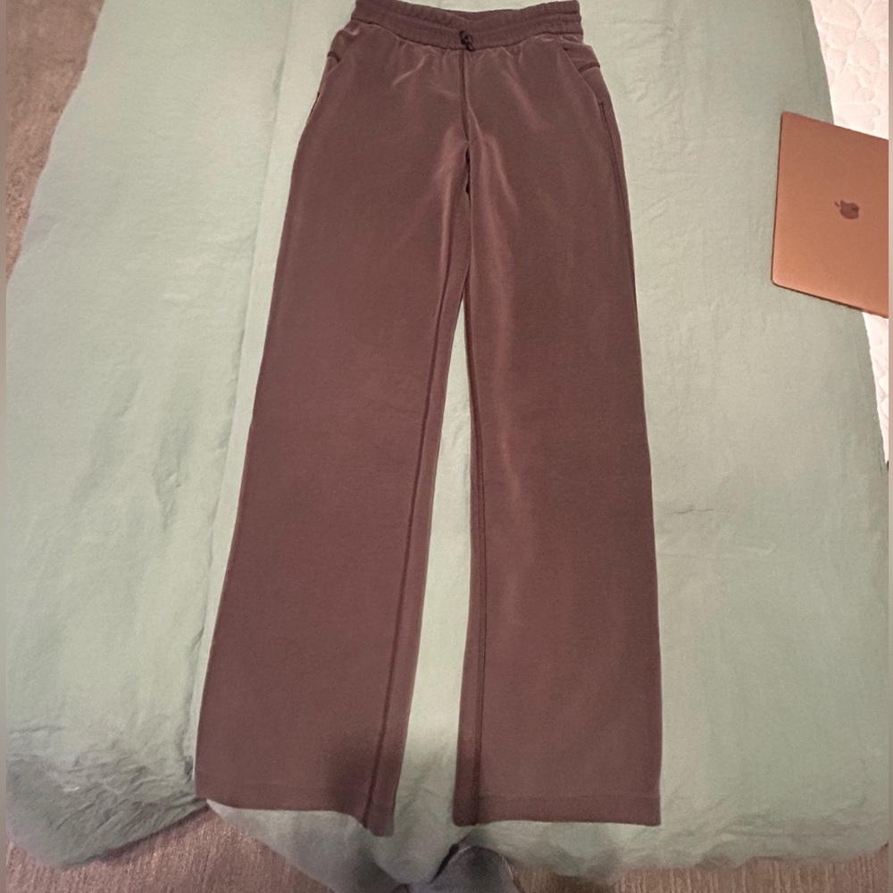Softstreme High-Rise Pant
Regular Brown